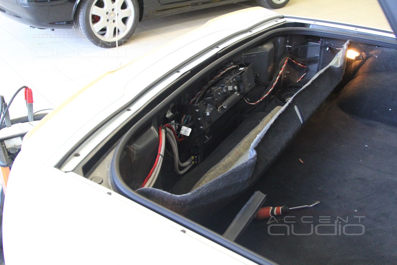 Установка усилителя Focal FPX 4.400 SQ