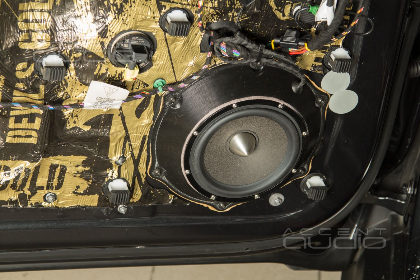 Аудиоподготовка дверей и монтаж мидбасовых динамиков Brax ML6P в Porsche Taycan