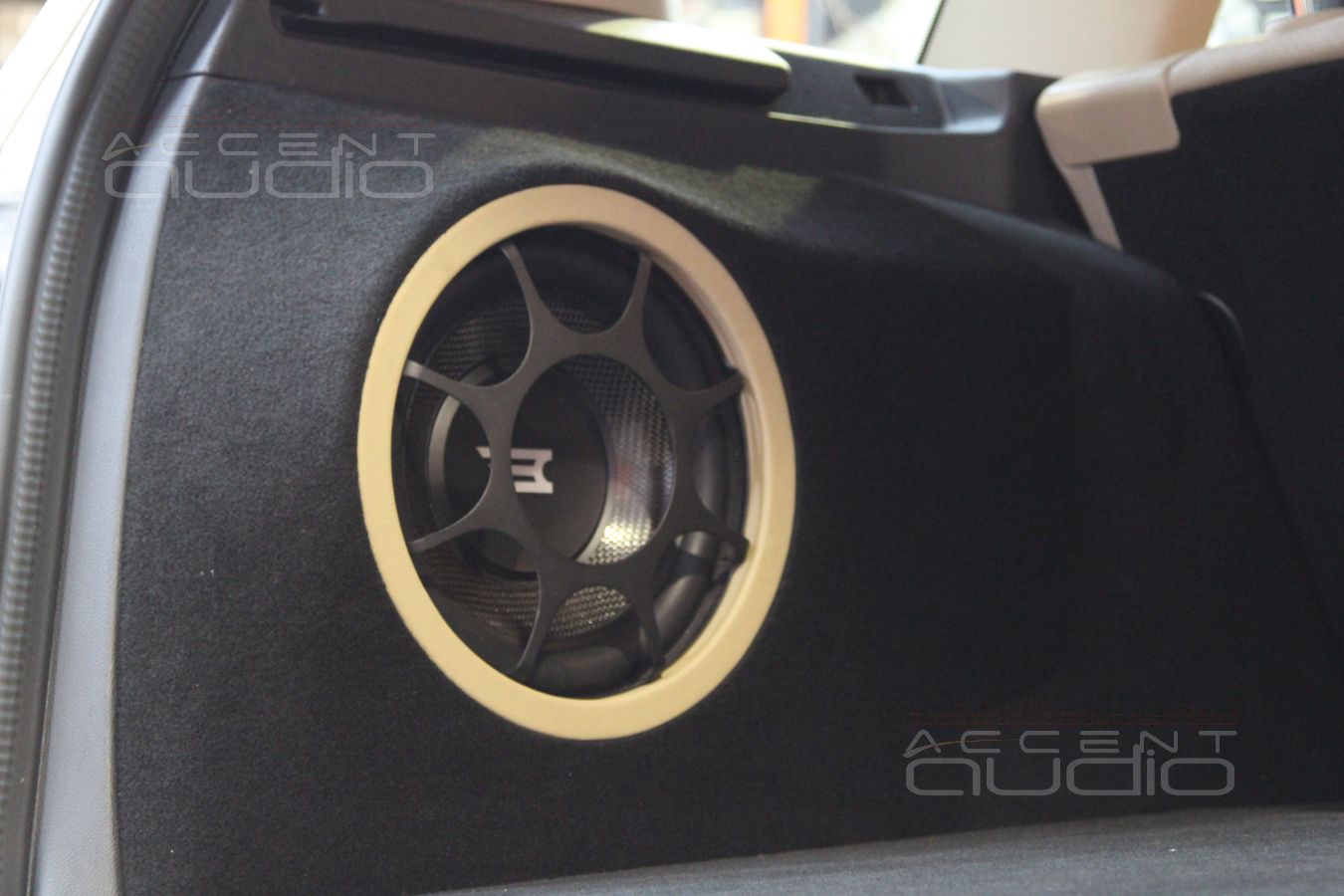 Встроенный сабвуфер в Mercedes GLK