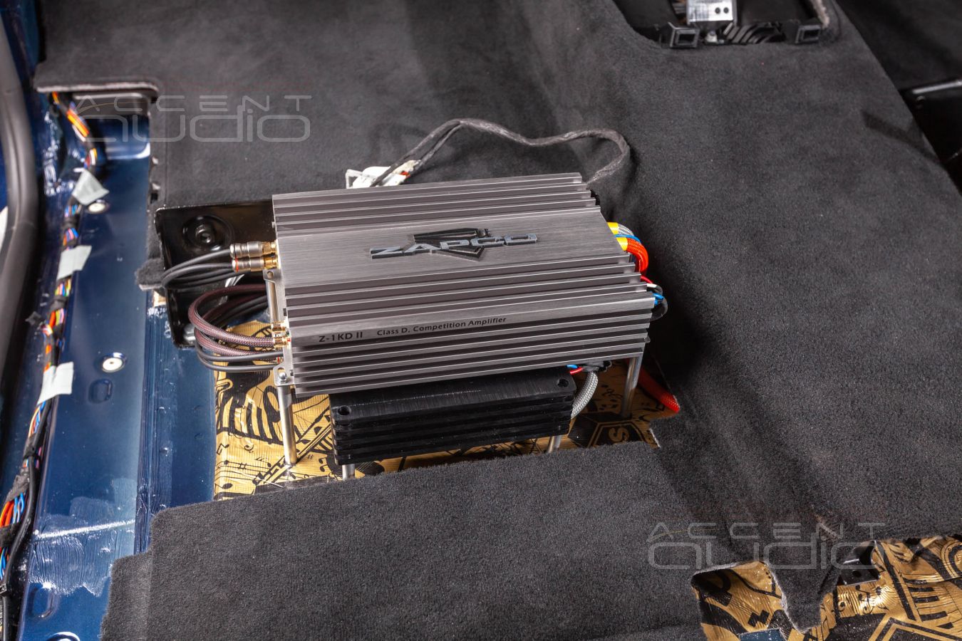 Установка усилителей Helix и Zapco в микроавтобус Mercedes-Benz Vito W447