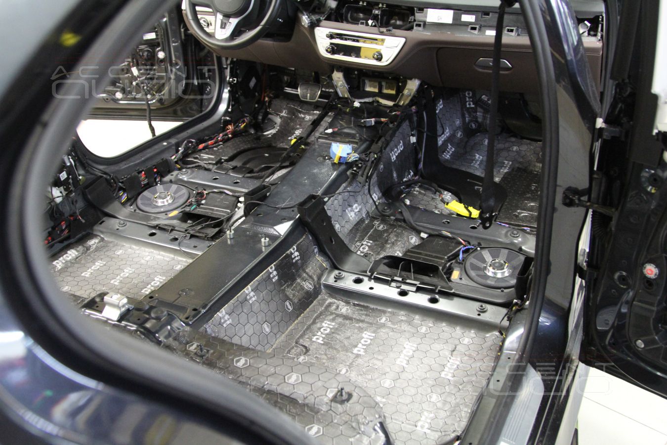 Замена подсидельных мидбасов (сабвуферов) на Eton B195 Neo в BMW 730 LD