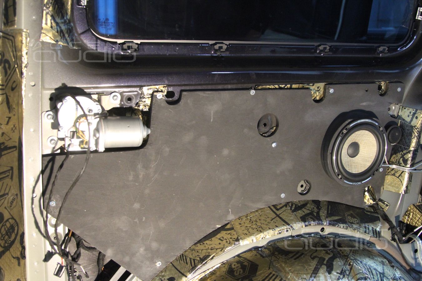 Установка акустики в Volkswagen Multivan
