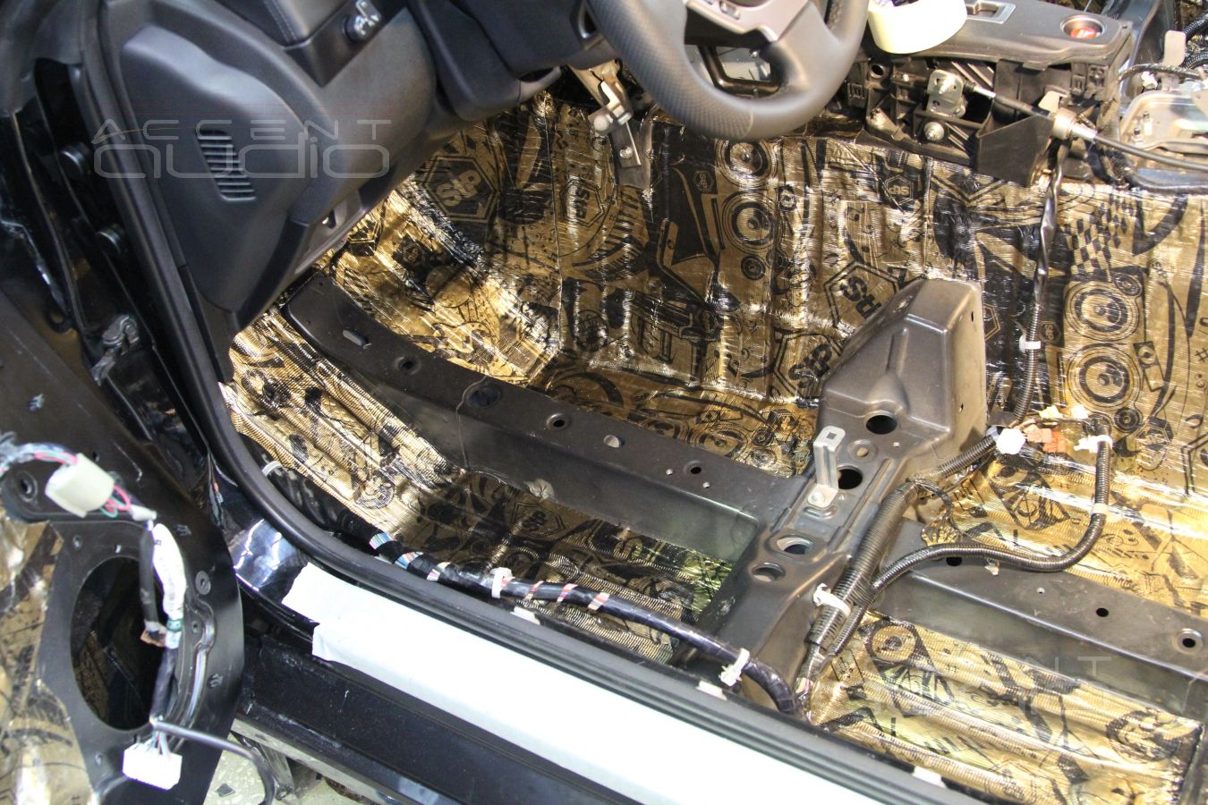 Шумоизоляция пола и багажного отсека Nissan GT-R в 2 слоя