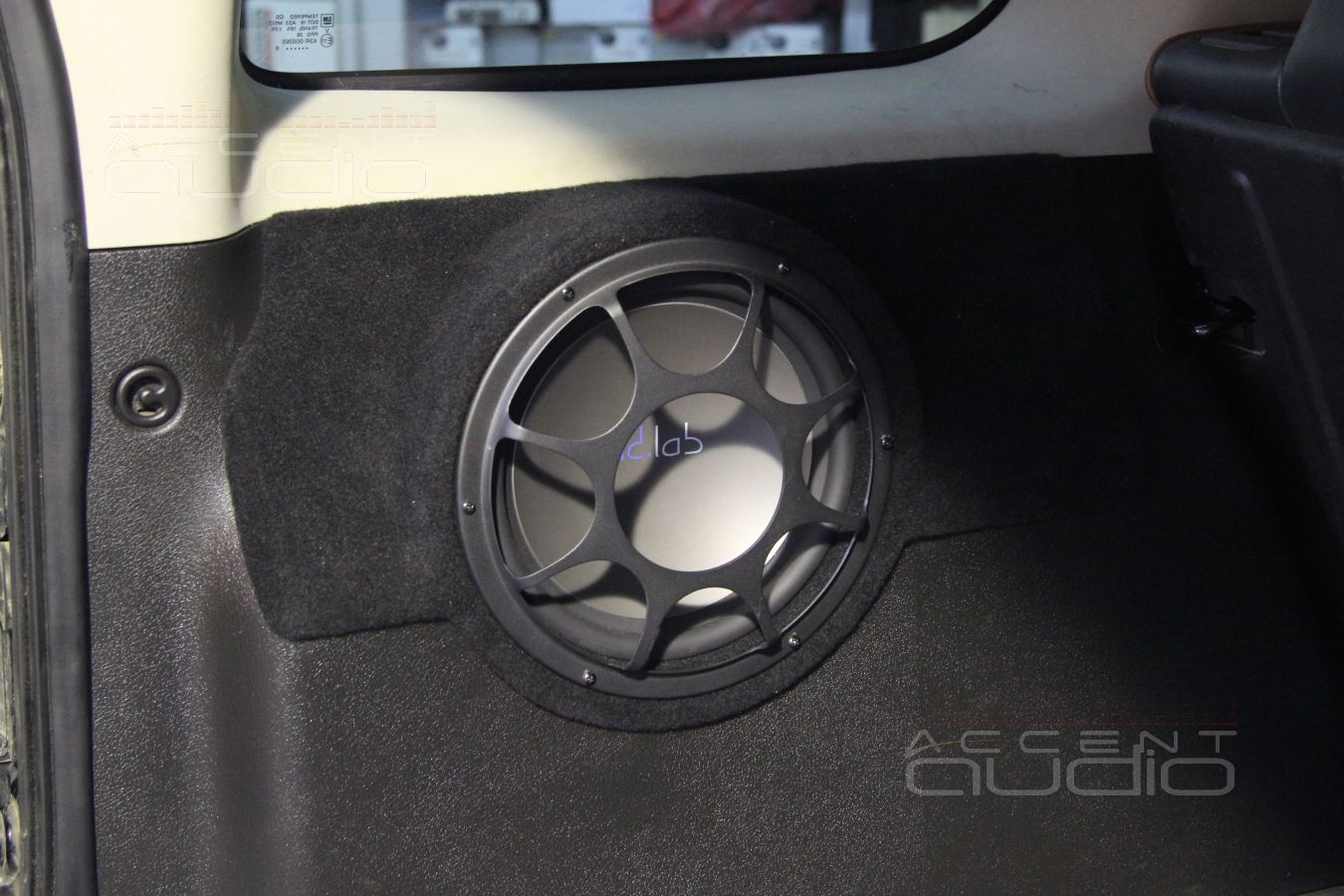 Сабвуфер стелс в левом крыле Hummer H3
