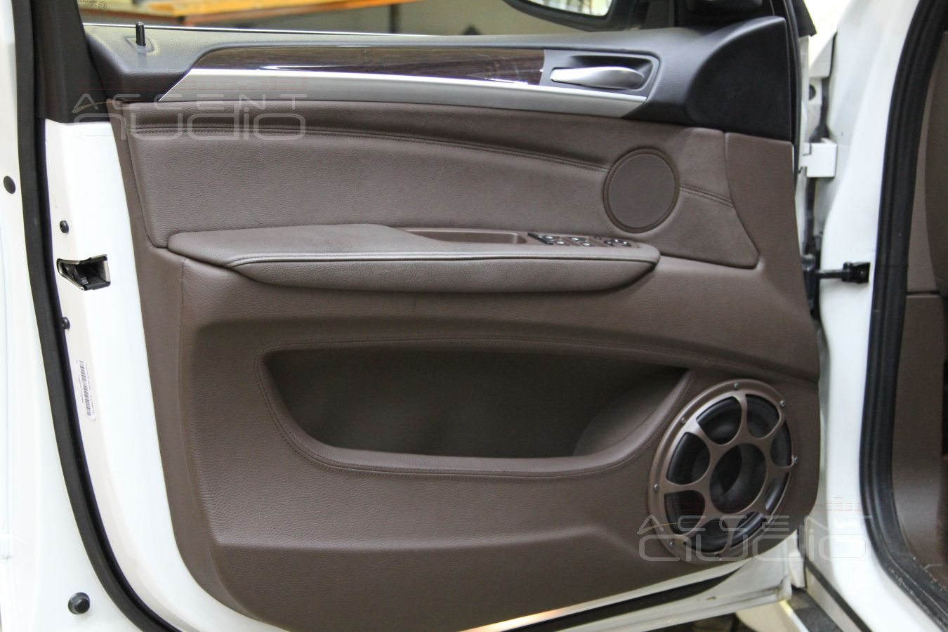 Установка мидбасов Morel в двери BMW X5