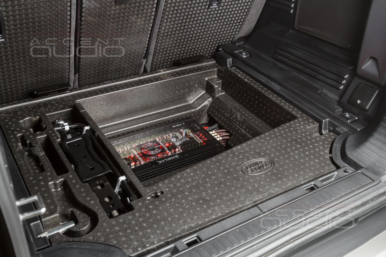 Скрытый монтаж лучших немецких усилителей и аудиопроцессора Helix в LandRover Defender