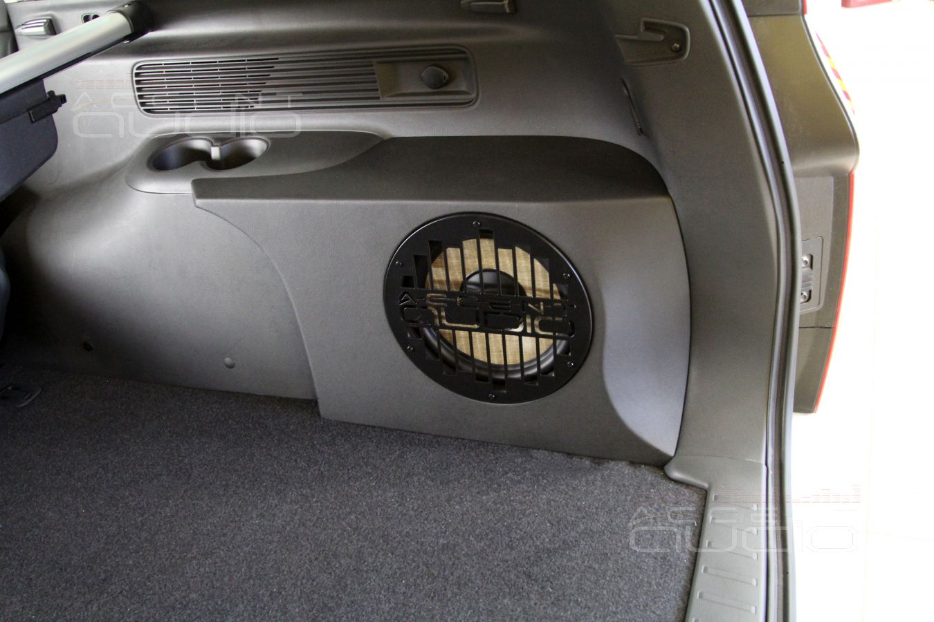 Встроенный сабвуфер-стелс для Mitsubishi Pajero Sport в дизельной версии с печкой