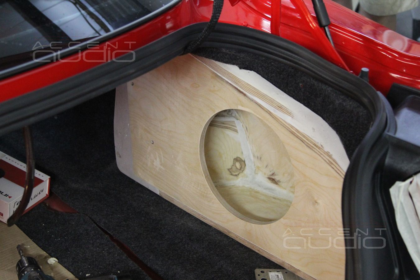 Процесс установки сабвуфера в Ford Mustang