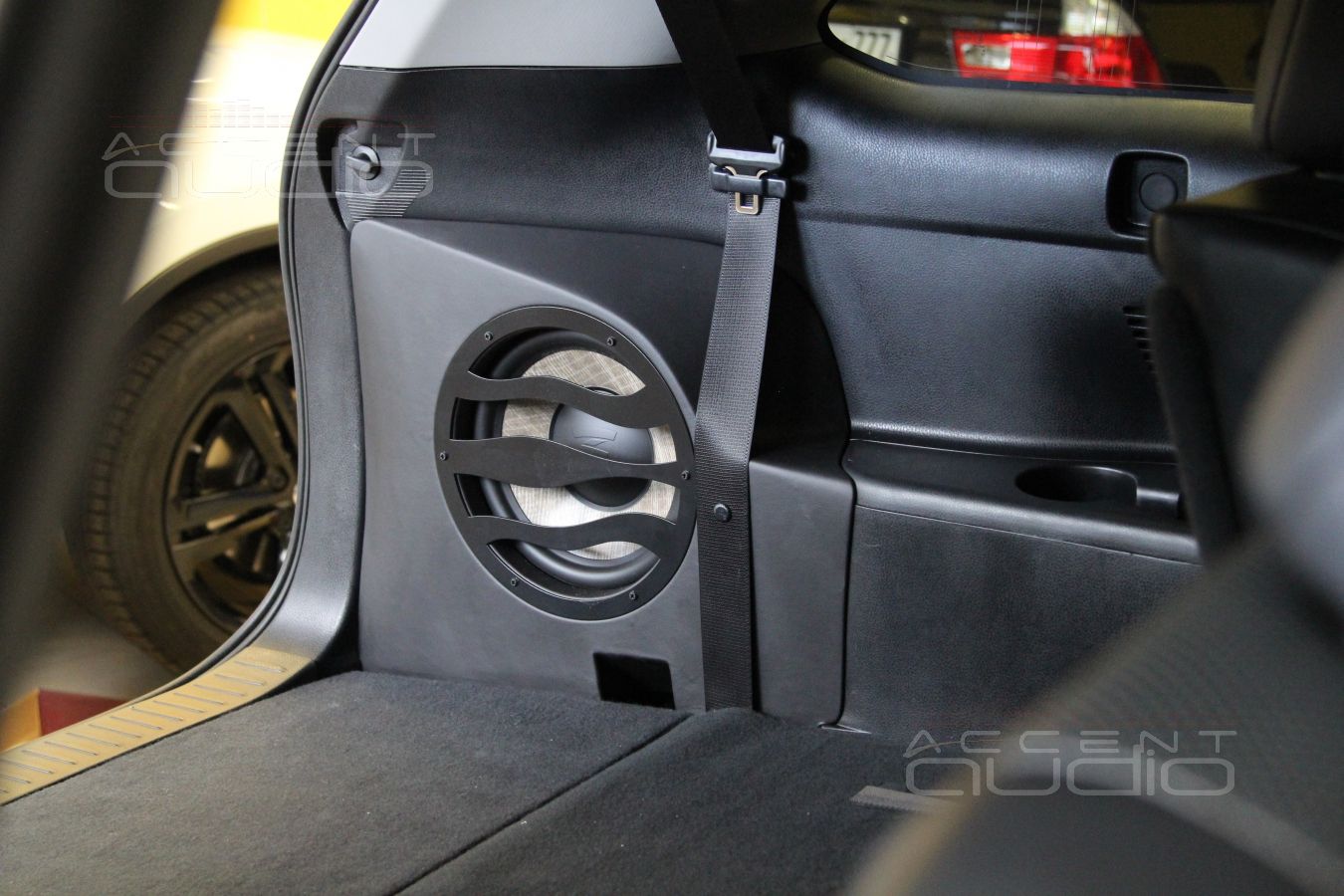 Сабвуфер-стелс в Toyota Highlander