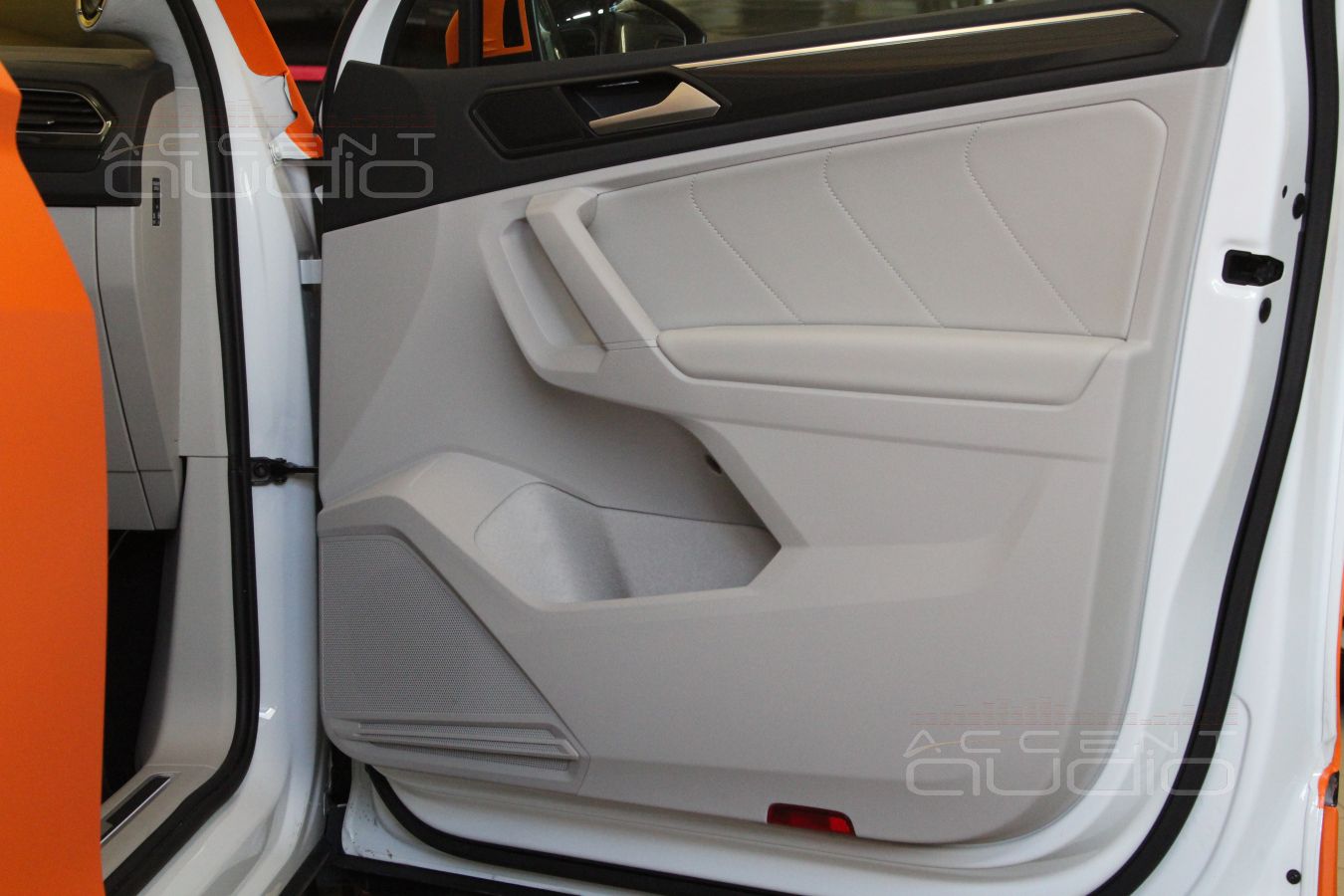 Аудиоподготовка дверей и установка мидбасовых излучателей Brax Matrix 6.1PP