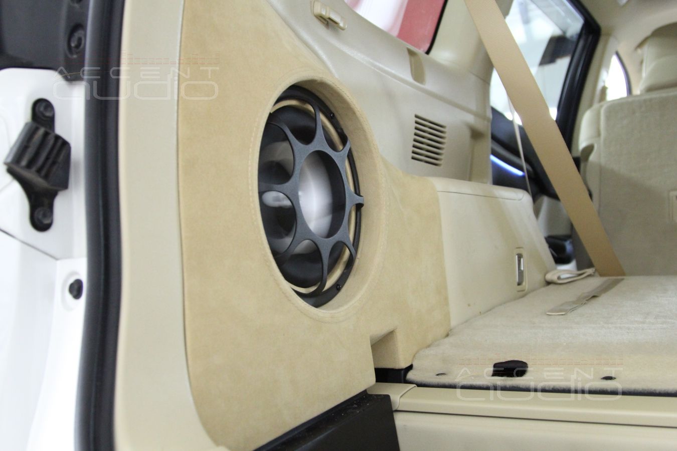 Встроенный сабвуфер в Toyota Highlander 2015 не нарушает функционал съемной полки