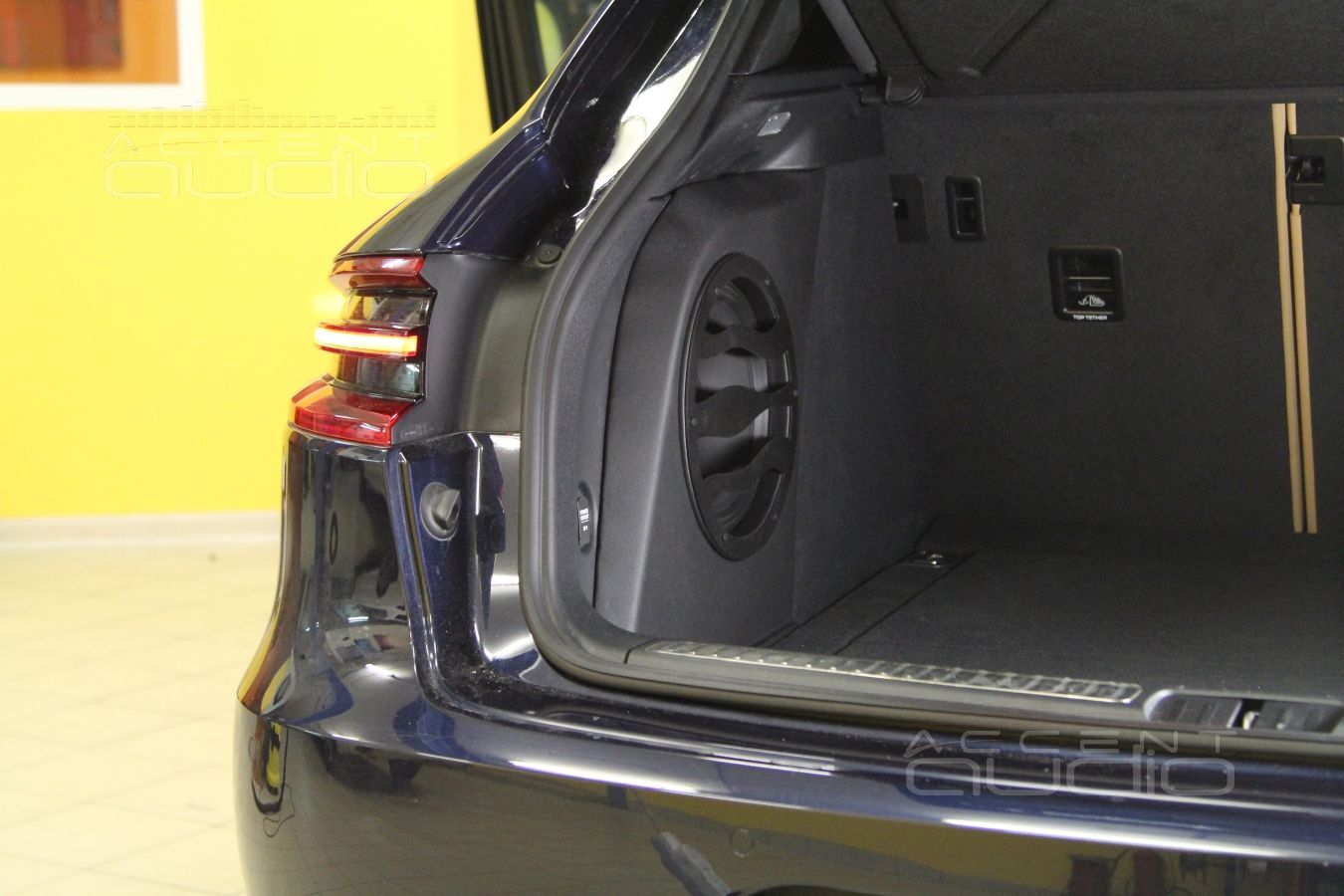 Сабвуфер в Porshe Macan