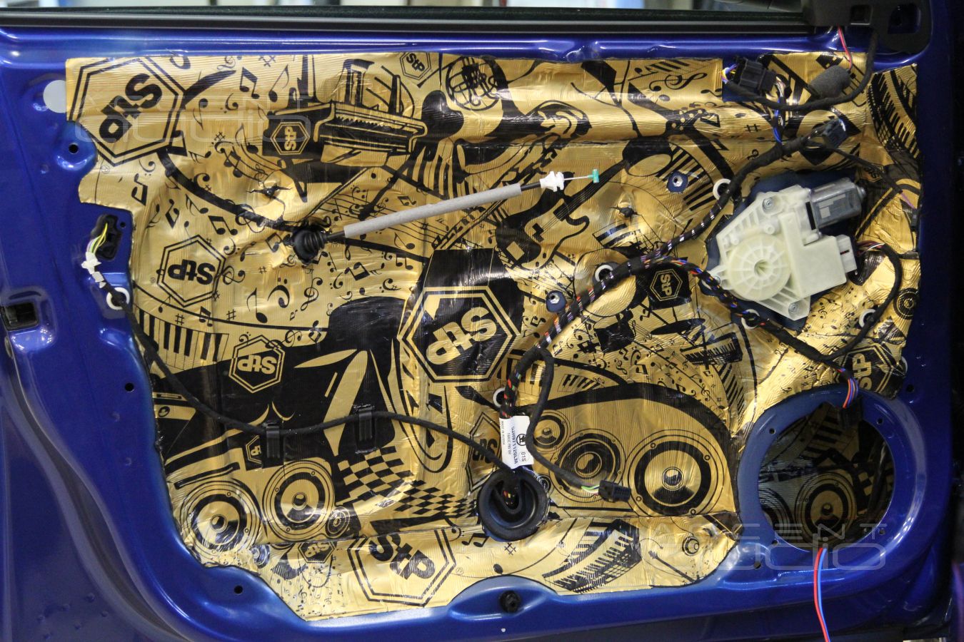 Установка акустики и шумоизоляция дверей Skoda Rapid