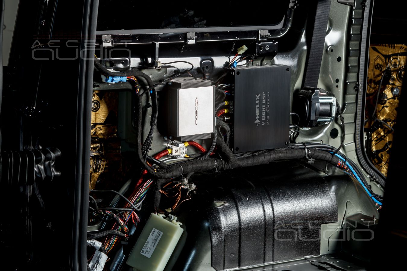 Update: новинка для Gelandewagen без Burmester – скрытый монтаж усилителей