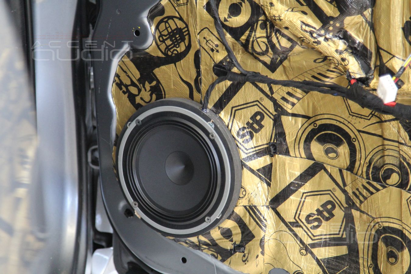 Установка акустики Audison AVK6 & Audison AVX6.5