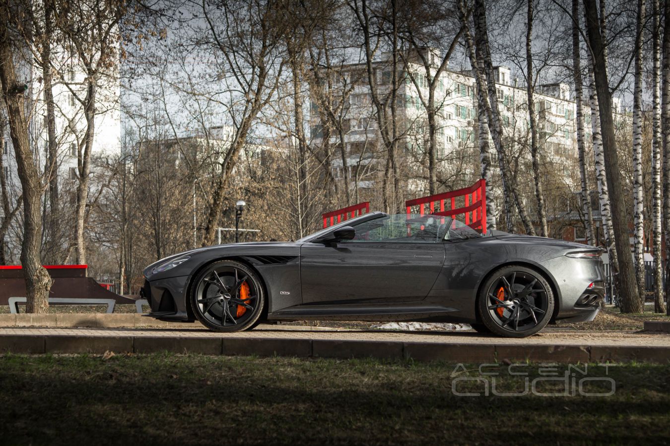 Зачем Bang&Olufsen, почему это так хрипит и как оно устроено в Aston Martin DBS Superleggera
