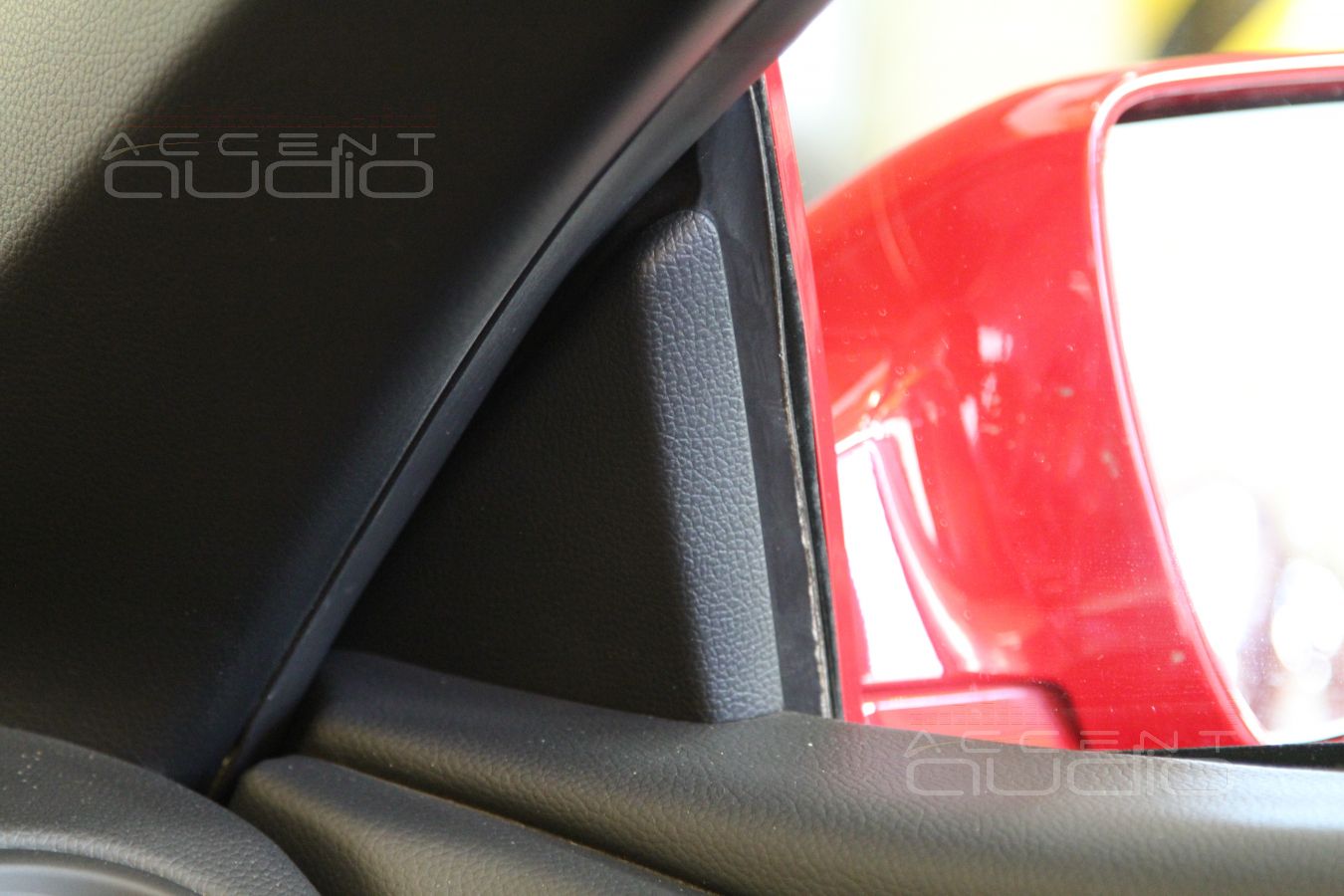 Красный Mercedes-Benz SL350