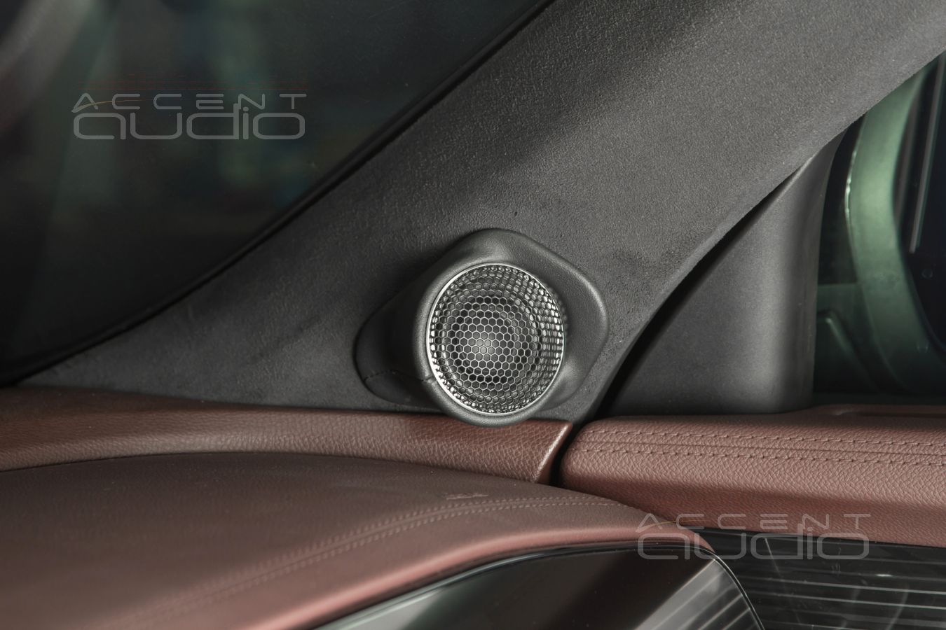 Оригинальный, скрытый и видимый монтаж широкополосных динамиков в Monjaro