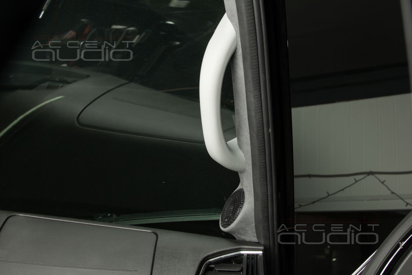 Широкополосные излучатели в стойках-подиумах УАЗ Патриот