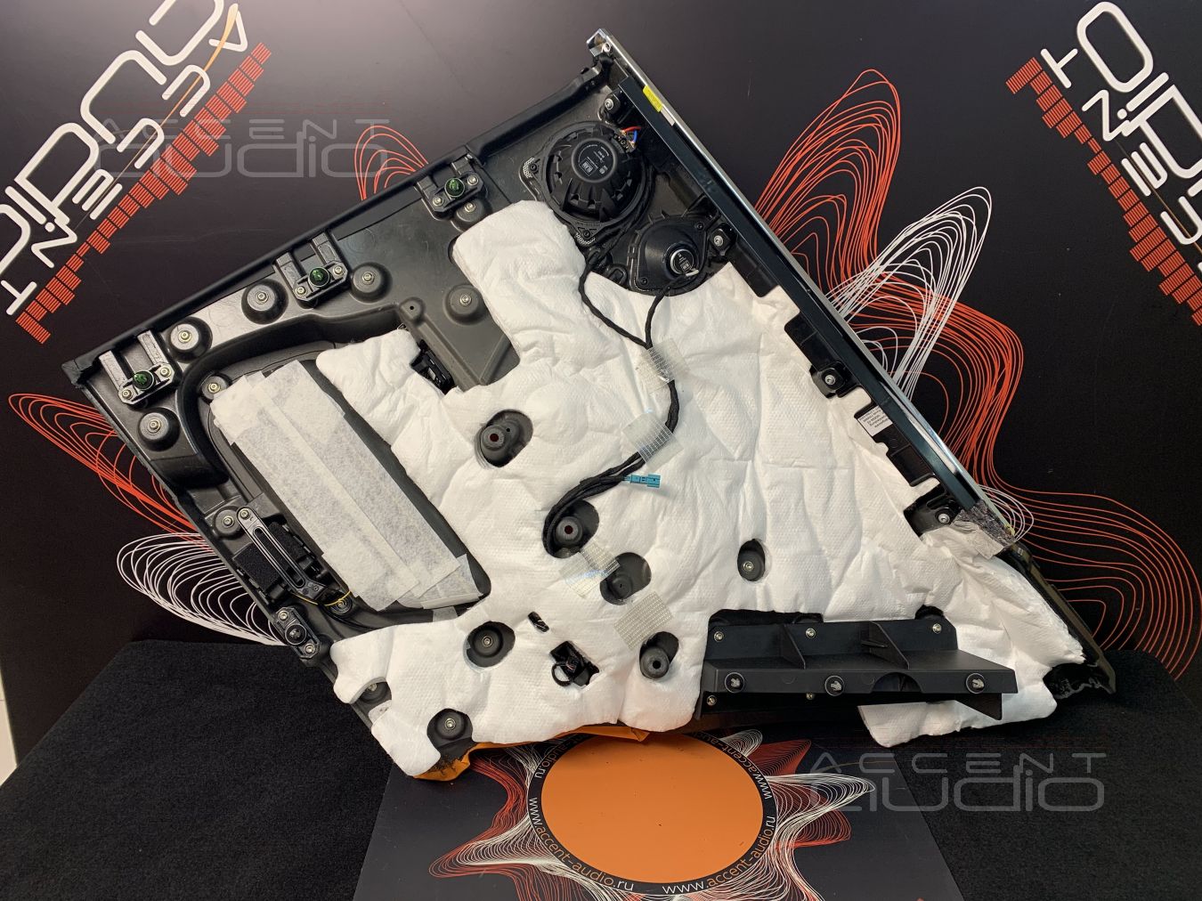 Все по штату: твитеры SOAudio и среднечастотники BLAM в штатных местах Rolls Royce Wraith