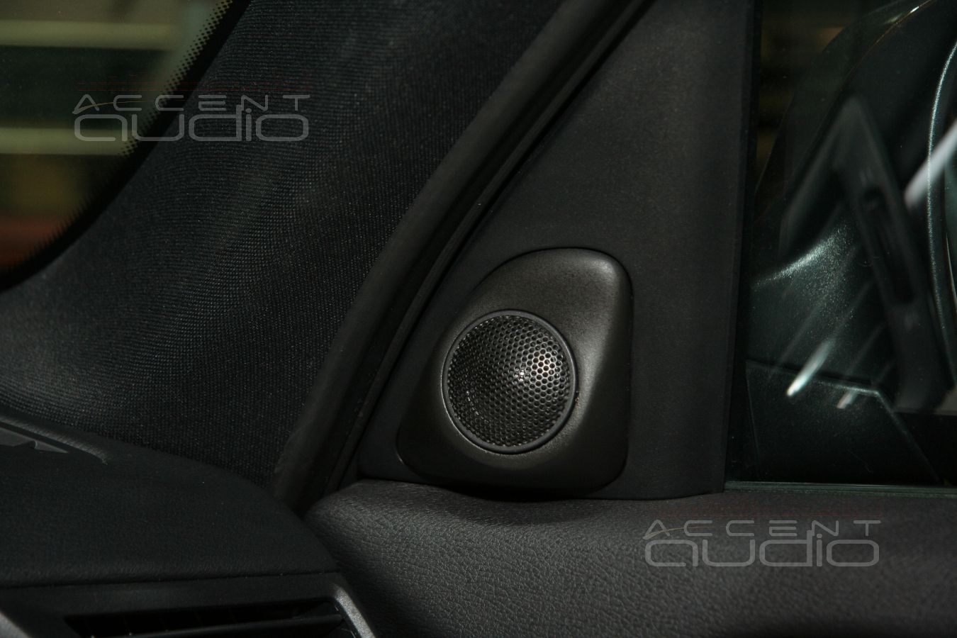 Встроенные подиумы - установка твитеров в BMW X1