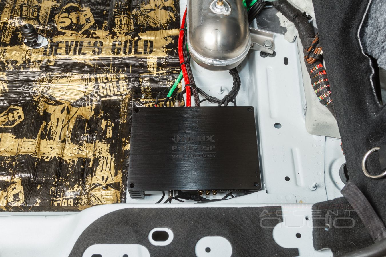 Скрытый, штатный монтаж усилителей Helix в Mercedes GLE