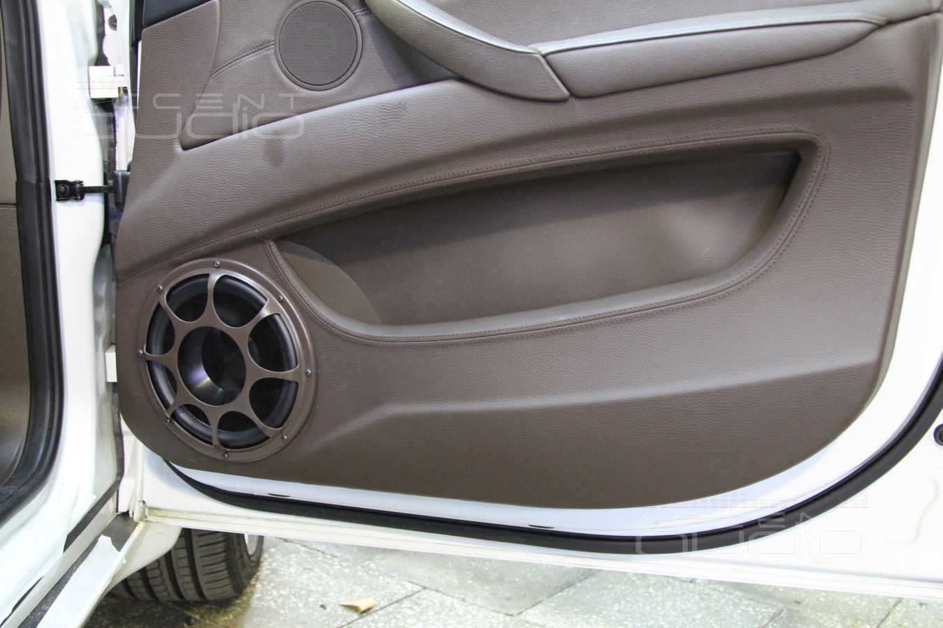 Установка мидбасов Morel в двери BMW X5