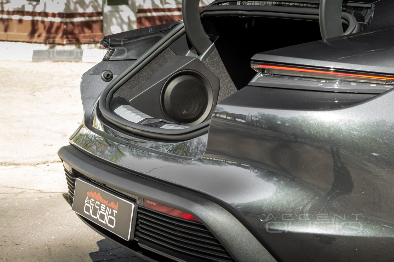 Встроенный сабвуфер-стелс для Porsche Taycan: возможно и очень эффективно !