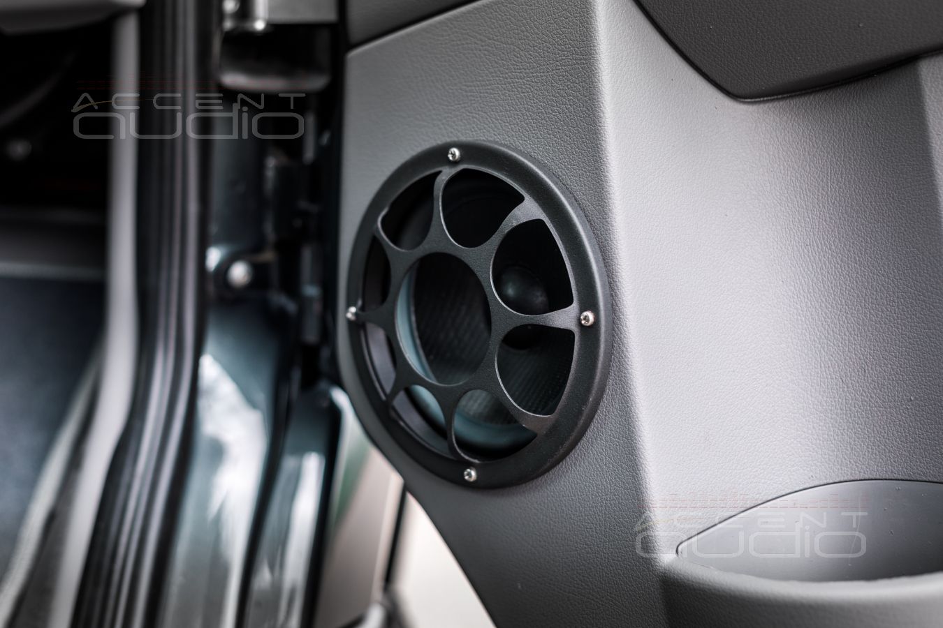 Установка мидбасовых динамиков SOAudio в Mercedes-Benz Sprinter CS-Reisemobile