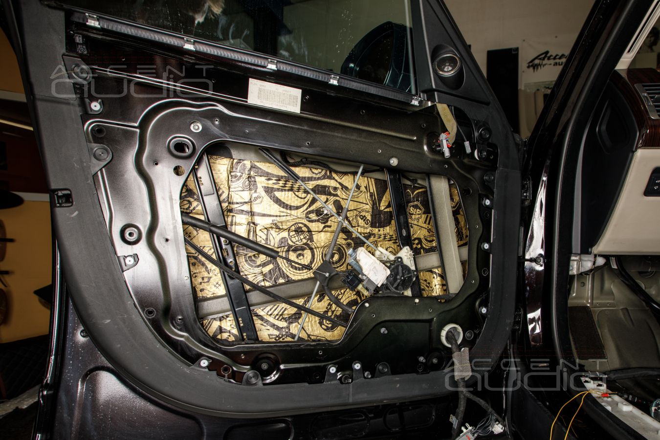 Аудиоподготовка передних дверей RangeRover и установка акустики Brax