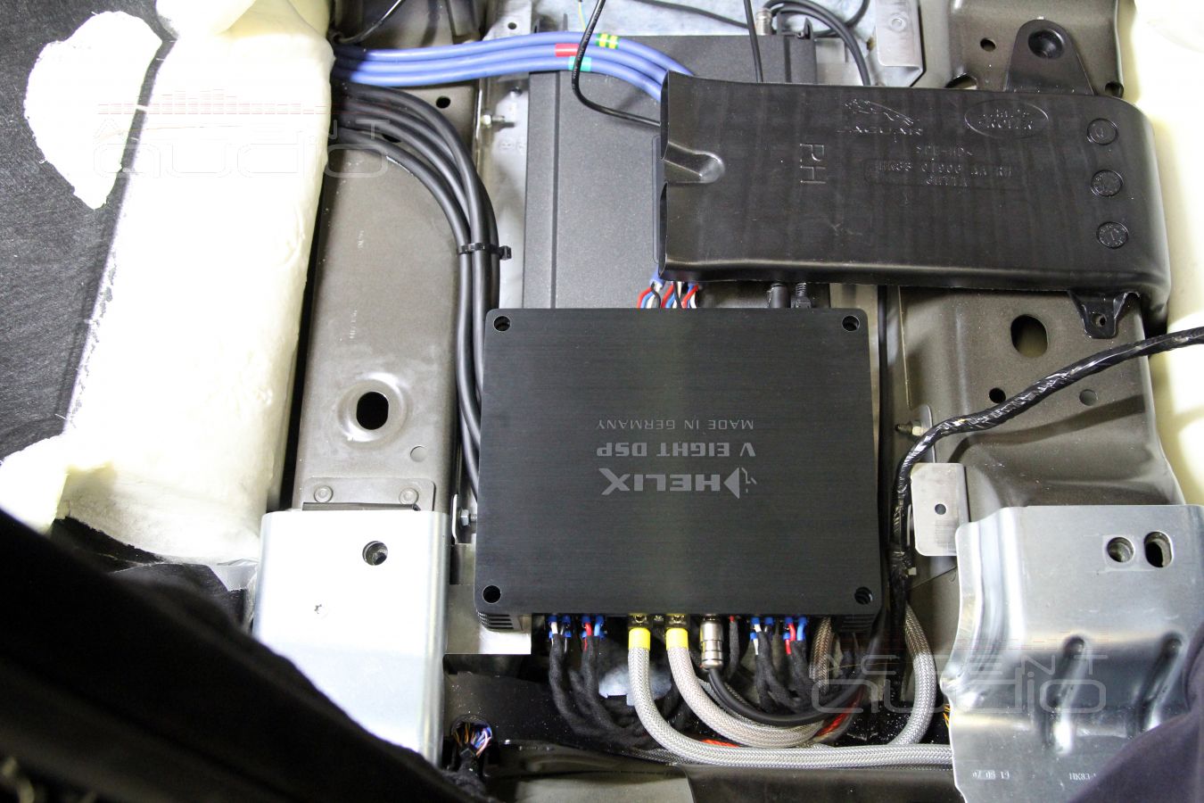 Установка процессорного усилителя Helix VEight и сабвуферного Hertz HCP 1 DK в черный Velar