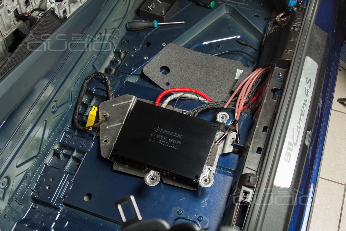 Штатный, заводской монтаж новых усилителей Helix в Porsche Carrera 911 S