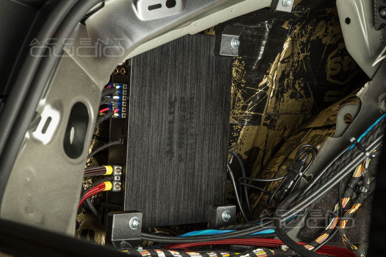 Технологии заводского монтажа: установка усилителей в Audi A7