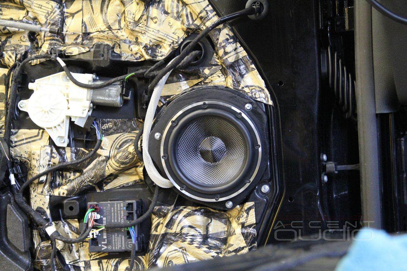 Установка акустики BLAM 165.300 в микроавтобус: установка мидбасовых излучателей