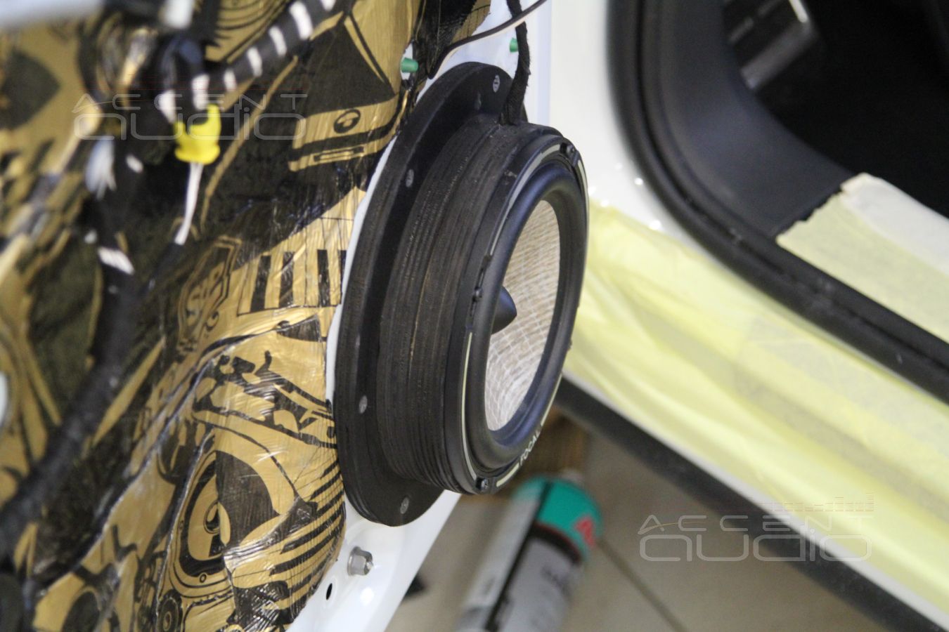 Установка мидбасов в новый Тигуан