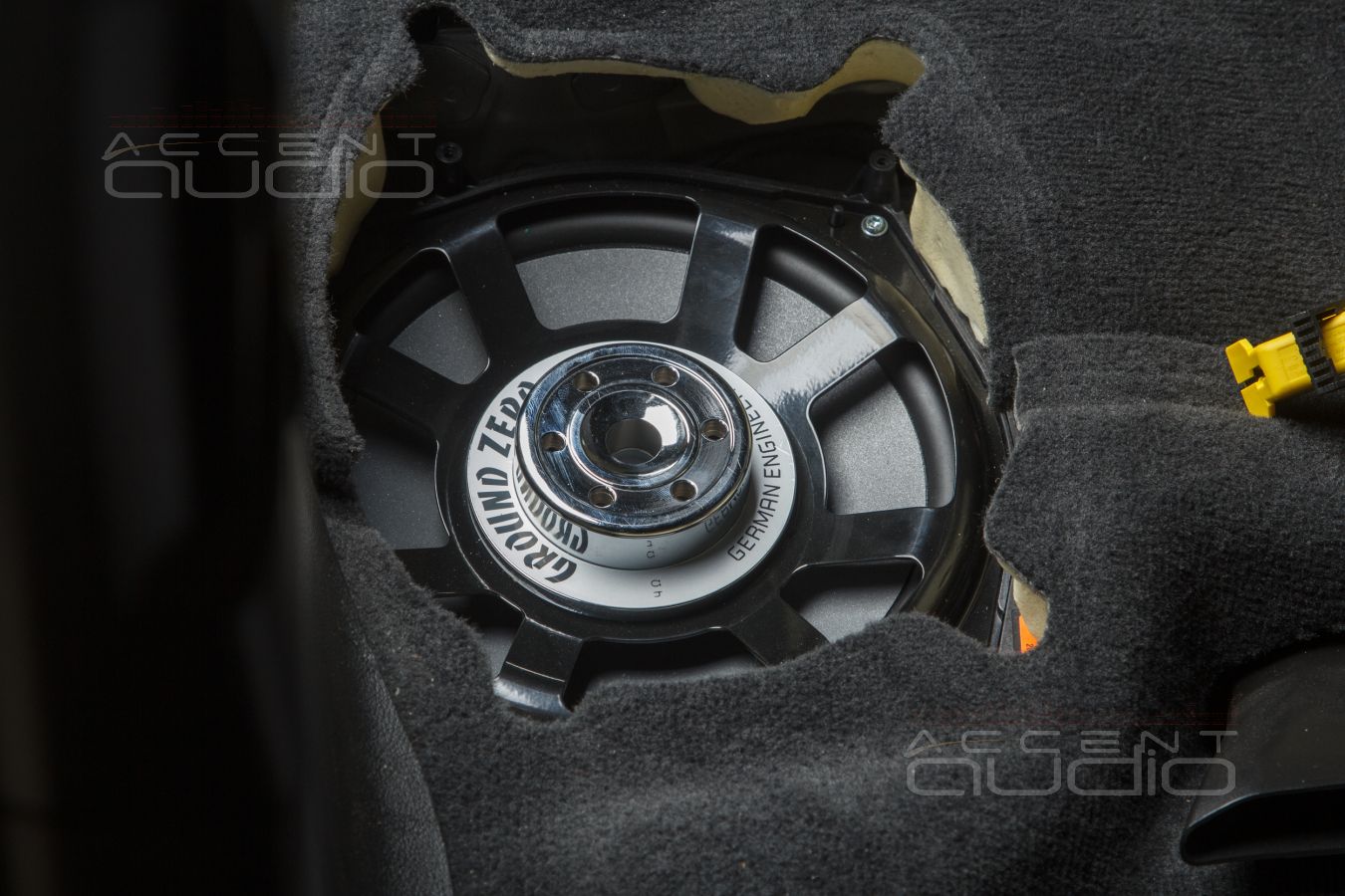 Штатный монтаж внутрипольных вуферов GroundZero