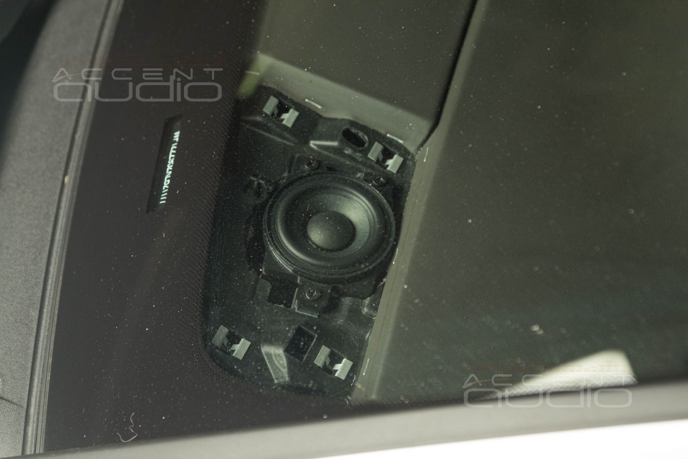 Сложный выбор и оригинальный монтаж СЧ динамиков в Porsche Macan