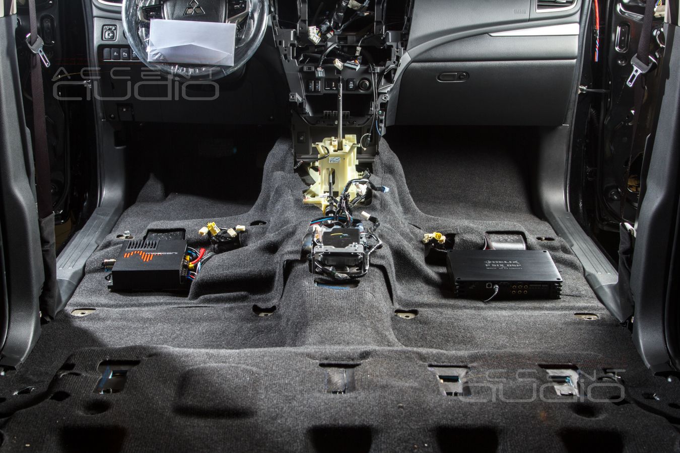 Скрытый монтаж усилителей Helix и Mosconi в Mitsubishi Pajero Sport