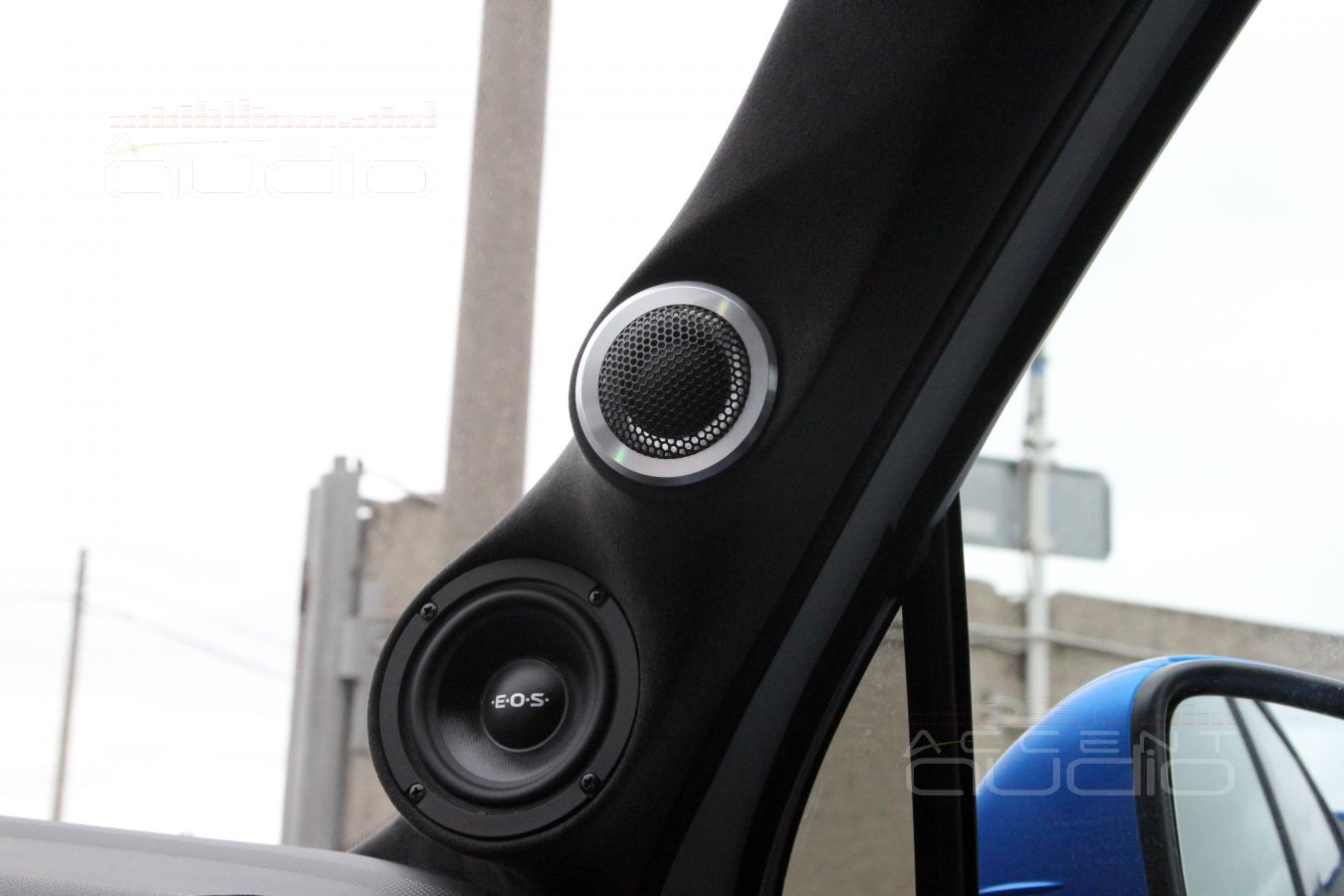 Установка СЧ и ВЧ динамиков – подиумы в стойках лобового стекла Volkswagen Tiguan 2