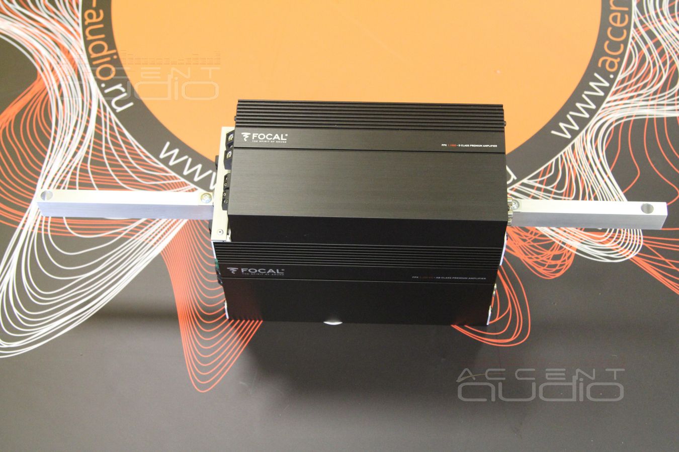 Оригинальная скрытая установка трех усилителей в Porsche Macan