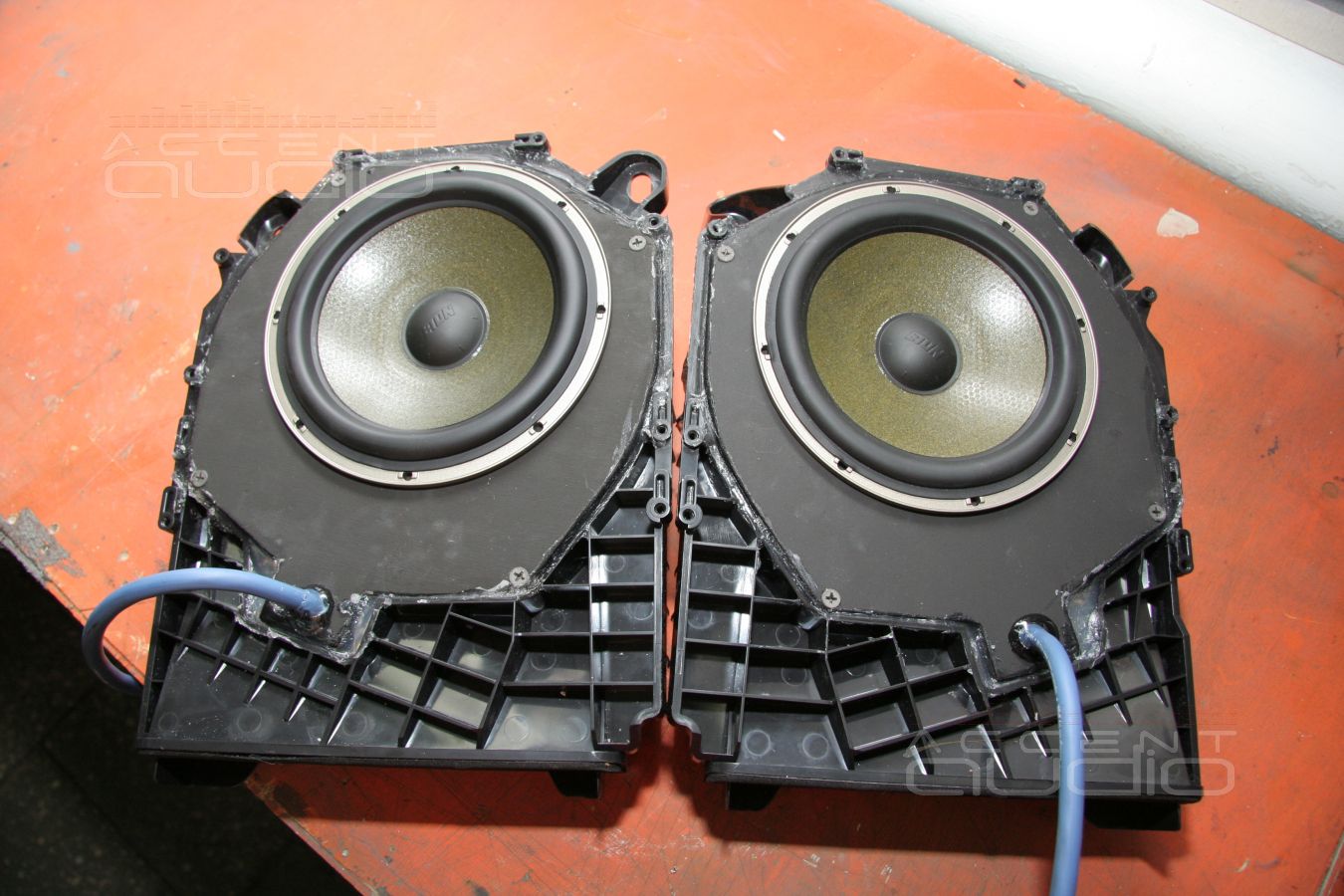 Ненапольные мидбасы Eton в штатных местах BMW X1