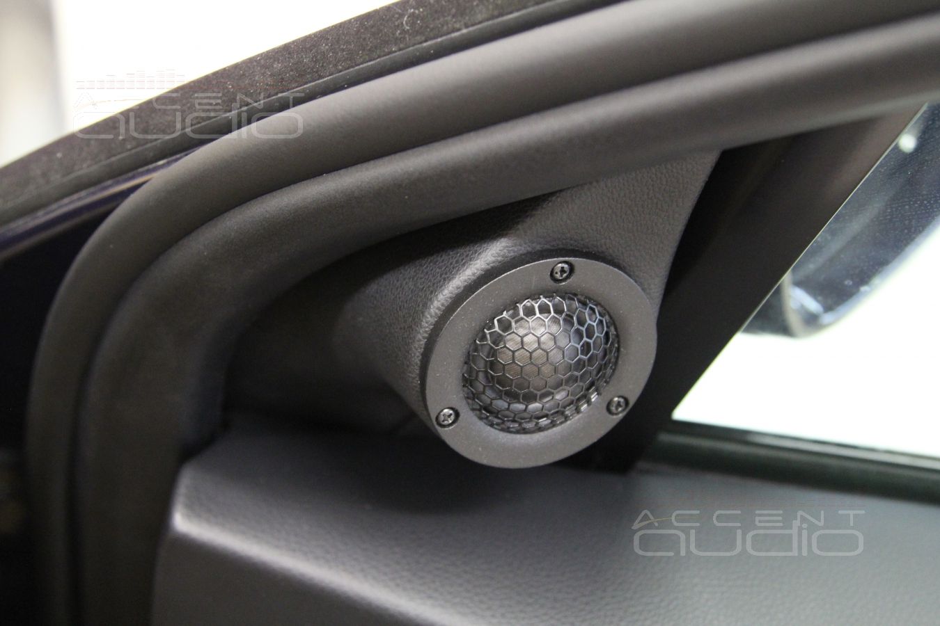 Новая акустика в Porshe Macan - твитеры ScanSpeak