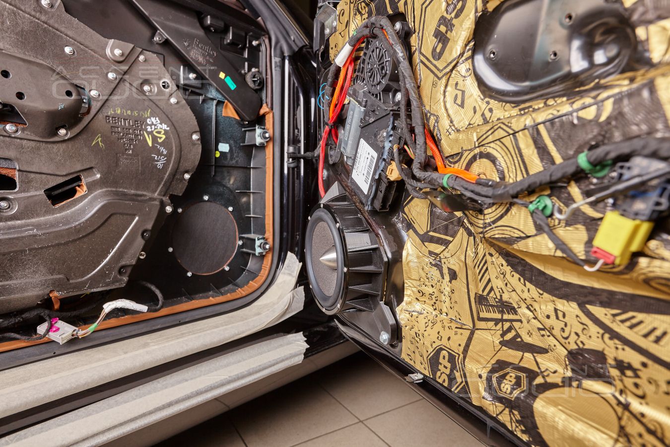 Новая акустика Brax ML6P в дверях Bentley Continental GT.