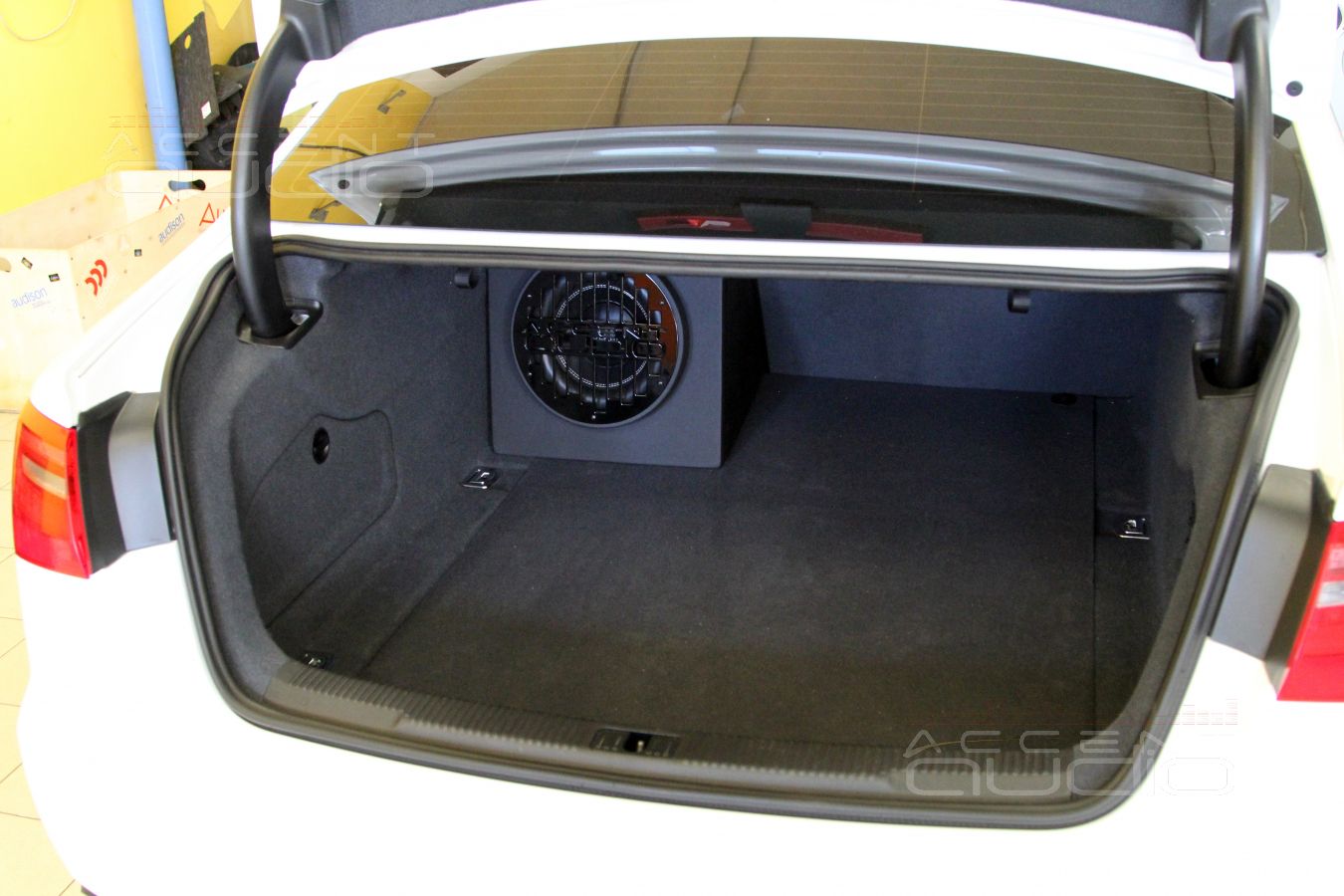 Сабвуфер не стелс, но встроенный