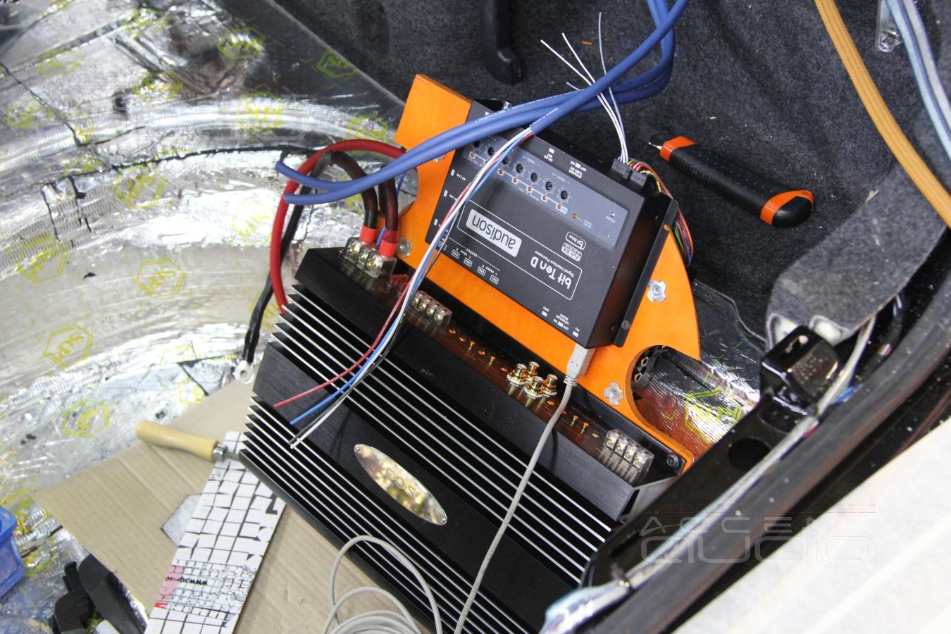 Установка усилителей и процессора в Skoda Octavia 3