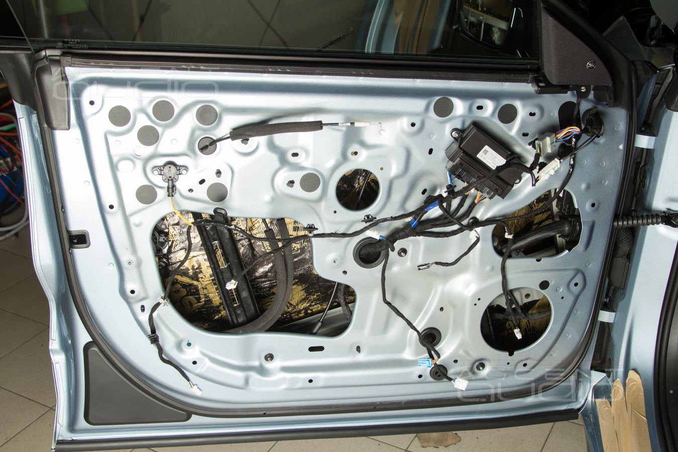 Установка мидбасовых Eton Graphit 16 и аудиоподготовка дверей Zeekr