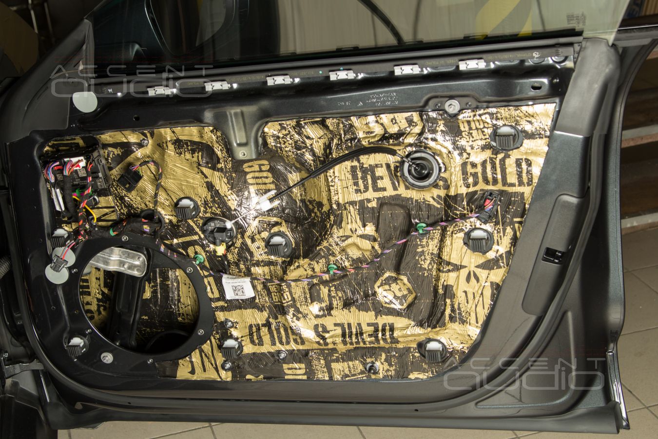 Аудиоподготовка дверей и монтаж мидбасовых динамиков Brax ML6P в Porsche Taycan