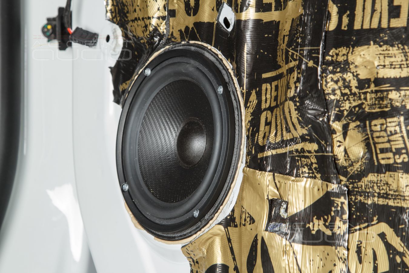 Аудиоподготовка, новые, быстрые и плотные мидбасы SOAudio в дверях Opel Zafira Life