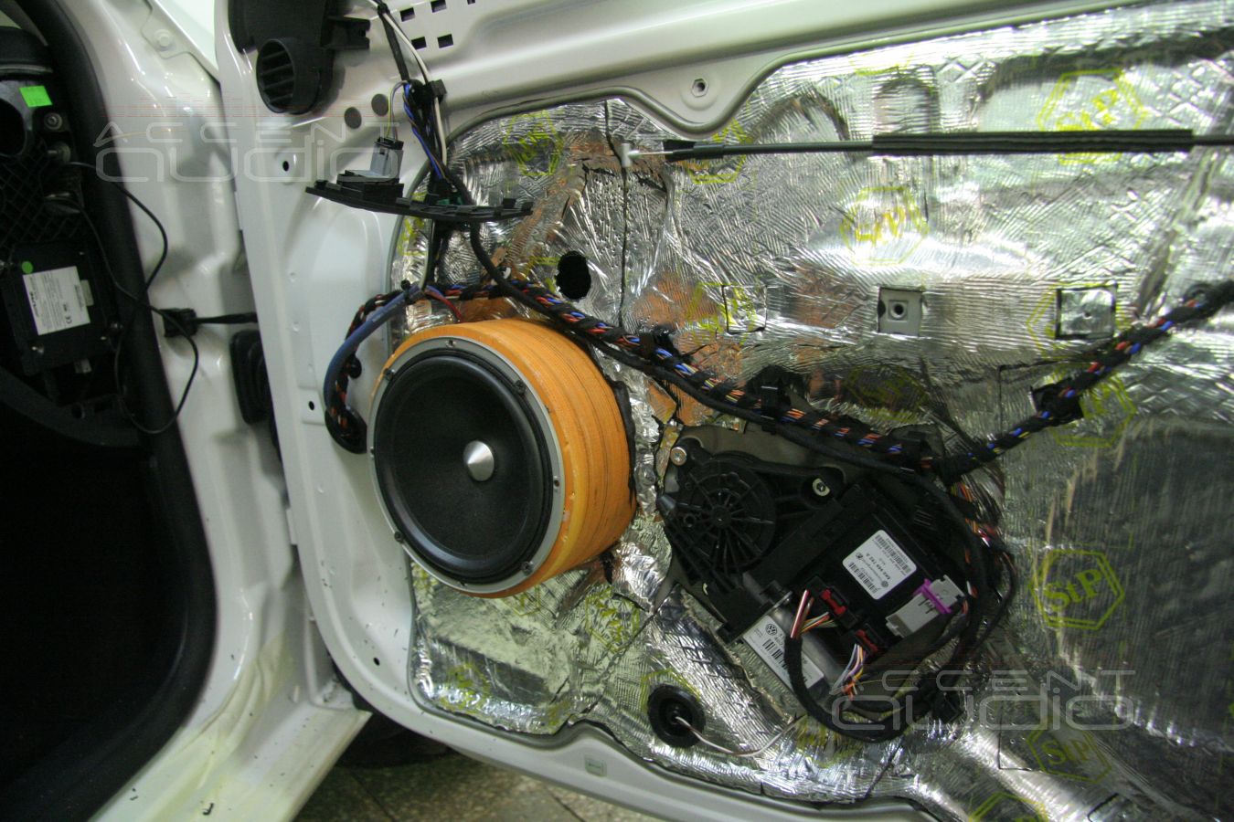 Правильная установка мидбасов в Skoda Octavia