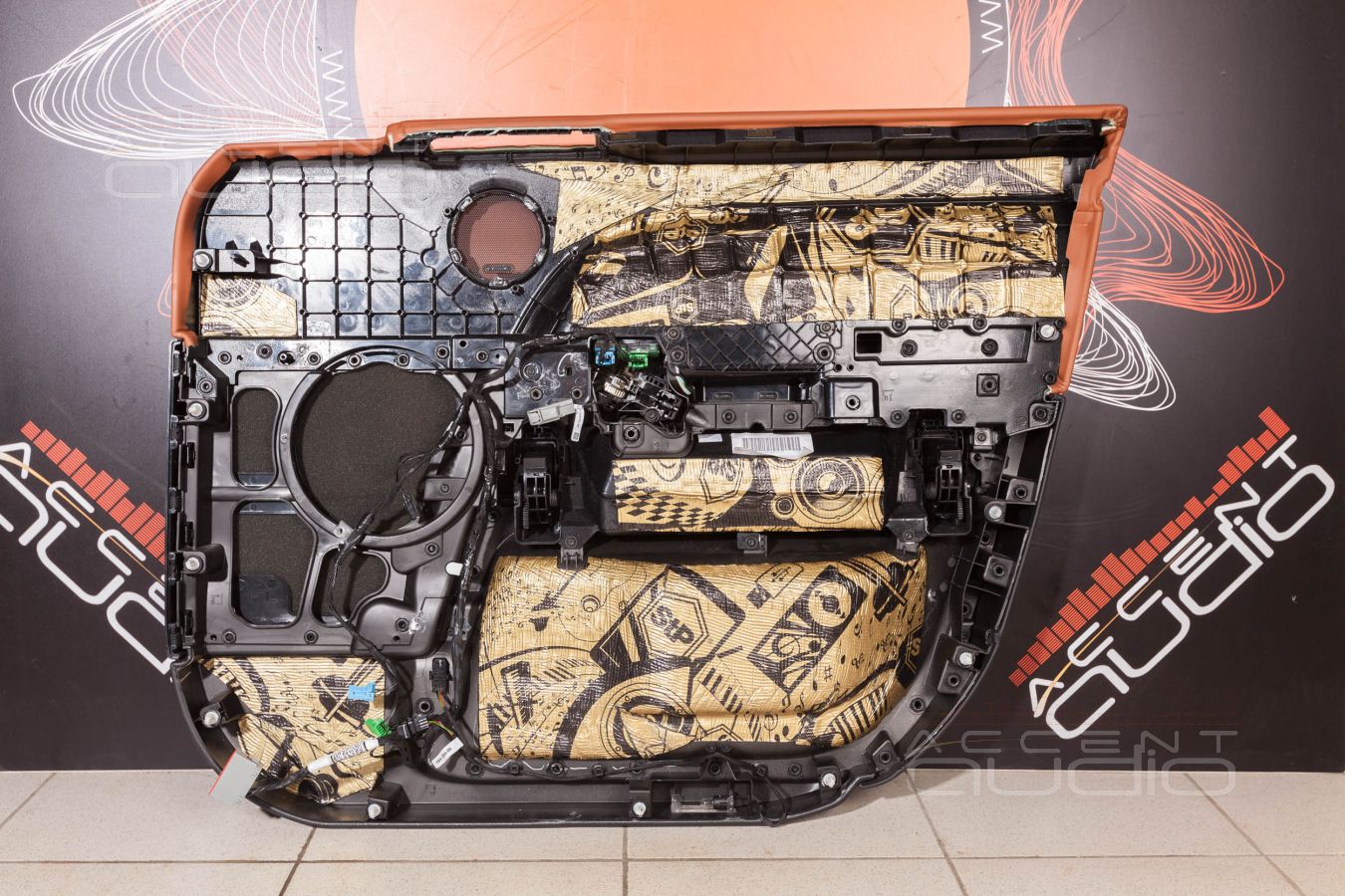 Установка мидбасовых динамиков BRAX Matrix ML6P в RangeRover Vogue и аудиоподготовка дверей